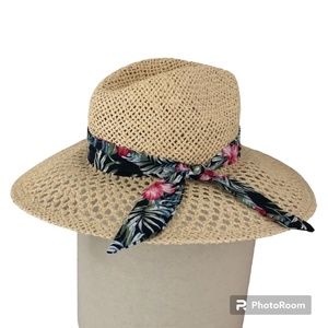 C C Exclusives Straw Sun Hat~ Natural Woven  NWT